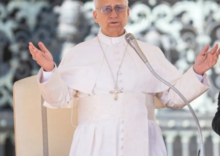 Papa pede fim da guerra, enquanto EUA e Irã negociam paz