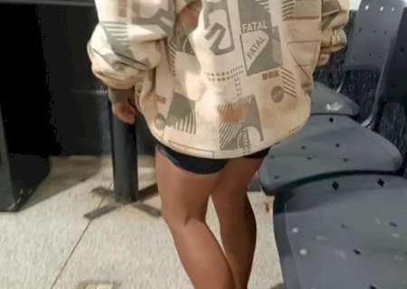 Jovem que dormiu sobre a filha bebê e a matou sufocada ganha liberdade provisória