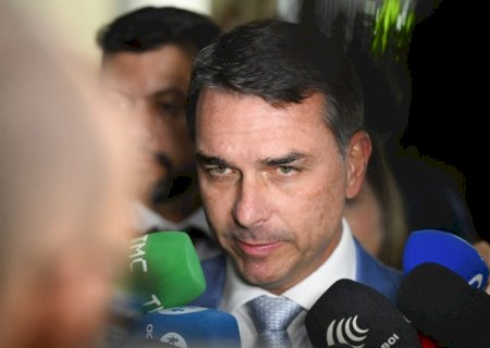 Flávio Bolsonaro tenta derrubar post que o chama de corrupto, mas juíza nega