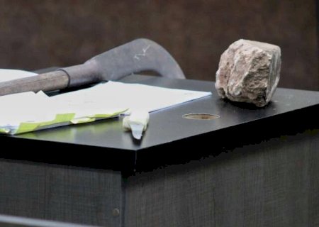 Júri condena pintor a 2 anos por morte de homem atingido por pedra