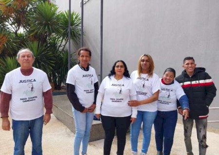 Com camisetas por justiça, família acompanha júri de travesti morta em presídio