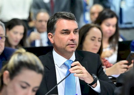 Flávio Bolsonaro atua para reduzir resistência entre mulheres