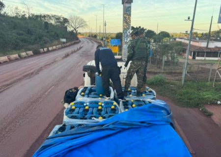 Receita e PRF apreendem 21 toneladas de insumo usado no refino de cocaína