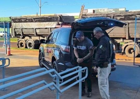 Caminhoneiro paranaense é preso com carga milionária de cocaína em carreta