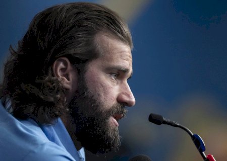 Perto de igualar Taffarel e Gylmar, Alisson mira título para encerrar contestação