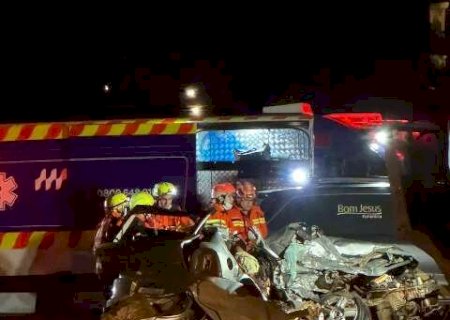 Colisão com caminhão mata duas pessoas na BR-163
