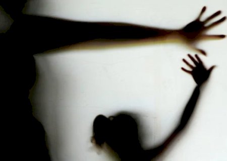 Menina de 4 anos revela abuso e polícia investiga primo por estupro