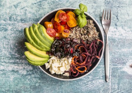 Dificuldade para perder peso na menopausa? Dieta vegana pode ajudar, mostra estudo