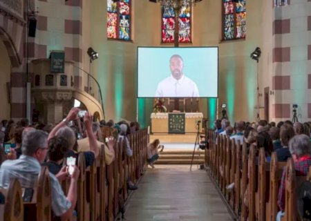 Jovens cristãos estão recorrendo à IA para questões espirituais, alertam pastores