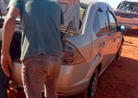 Motorista perde controle da direção e tomba Ford Fiesta em estrada rural de Anaurilândia