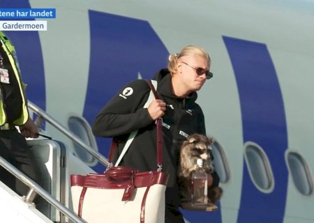 Haaland chama atenção ao desembarcar na Noruega com guaxinim de pelúcia