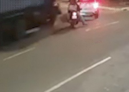 Motociclista ajoelha e agradece após escapar por pouco de atropelamento