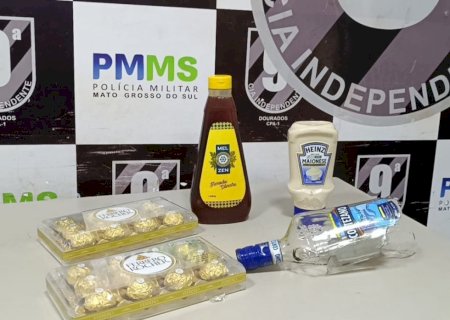 Homem é detido acusado de furtar mel, chocolate, maionese e bebida em atacadista