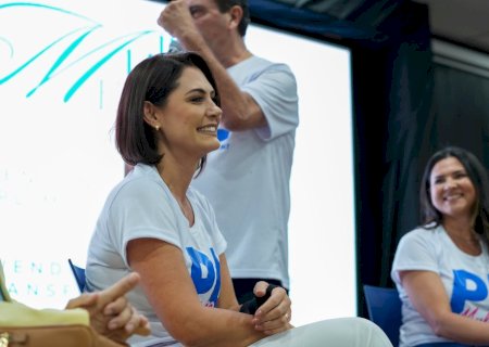 Após racha, Michelle grava vídeo para convenção de Flávio Bolsonaro e é destacada em espaço do PL Mulher