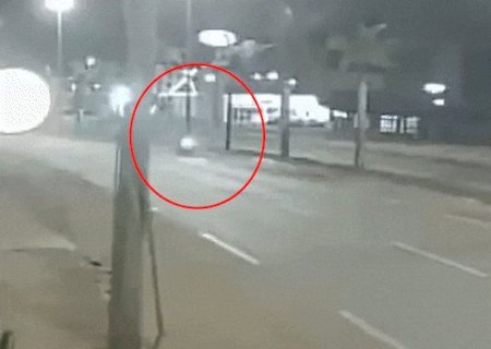 Jovem morre ao perder controle de moto e bater em poste durante fuga da polícia