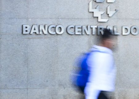 Juros das famílias seguem elevados e chegam a 64% ao ano, diz BC