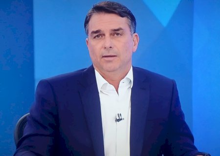 Flávio Bolsonaro é recebido com aplausos após sabatina na TV Globo