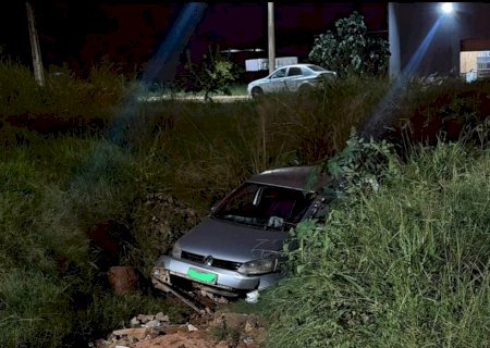 Motorista perde controle e veículo vai parar dentro de valeta em Ivinhema