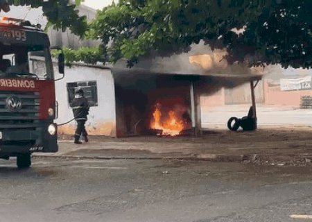 Borracharia pega fogo e chamas avançam para a área interna