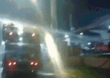 Caminhão de lixo pega fogo e vai parar em quartel dos bombeiros