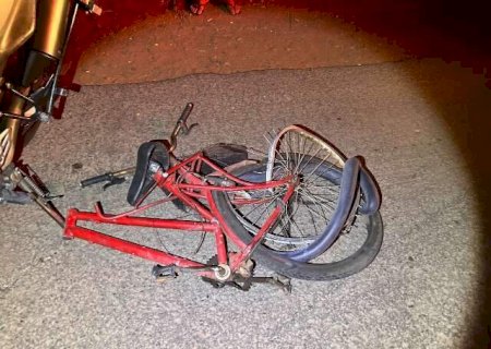 Ciclista haitiano morre atropelado às margens de rodovia e caminhoneiro foge