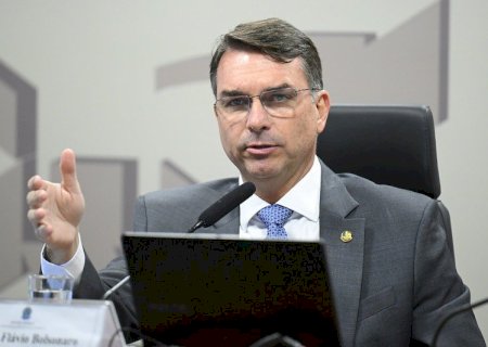 Sem confirmar presença em debate na TV, Flávio irá a sabatina com presidenciáveis
