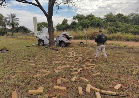 Jovem que bateu carro contra árvore durante fuga da PRF morre em hospital