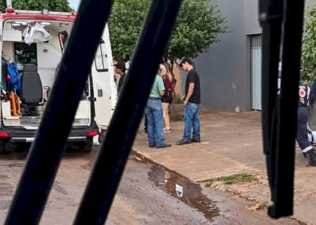 Mulher perde controle de carro, bate em poste e é socorrida pelo Samu em Nova Andradina