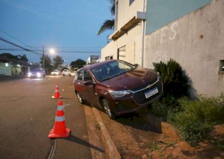 Motorista sofre 2 paradas cardíacas após perder direção e carro subir em calçada
