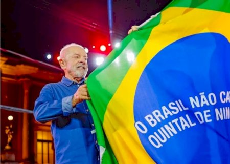 Em Fortaleza, Lula defende soberania e questiona: ‘Vamos eleger vira-lata que fica puxando saco do Trump?’
