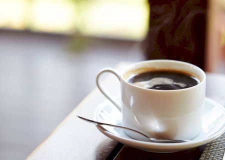 Café, mesmo descafeinado, pode ser aliado do eixo intestino-cérebro