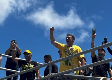Flávio Bolsonaro acusa CNBB de participar de fake news; bispos dizem que ‘mentira não se combate com mentira’