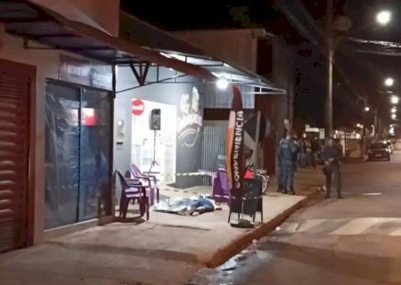 Dupla chega de carro e mata homem a tiros em conveniência de Sidrolândia