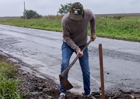 Revoltado após estourar dois pneus, morador pega marreta e enxadão para tapar buracos na BR-376