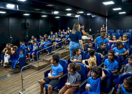 Carreta Cinema da PRF leva educação para o trânsito a alunos de Batayporã