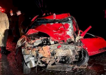 Três homens morrem após carro bater de frente com carreta