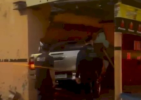 Caminhonete furtada invade mercado e deixa prejuízo de R$ 80 mil