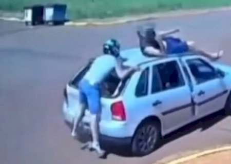 Motociclista é arremessado sobre teto de carro após bater em veículo estacionado em MS
