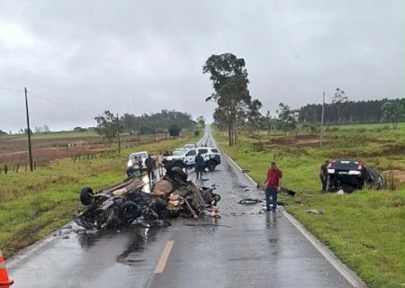 Casal morre após carro aquaplanar em rodovia e bater contra caminhonete