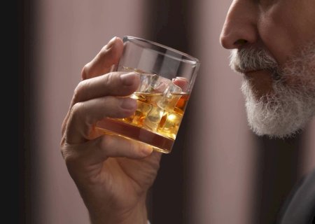 Como o consumo de álcool aumenta o risco de desenvolver demência