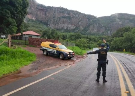Policial rodoviário entra em surto e trava trânsito na BR-267 em Jardim