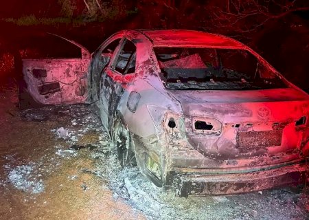 Corpo é encontrado carbonizado em Toyota Corolla com placa do Paraguai