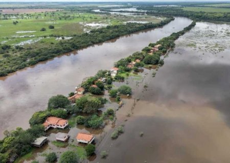 Após chuvas, Rio Ivinhema atinge 4 metros de altura e alaga casas de verão