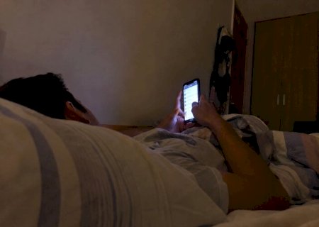 Só mais um vídeo? Hábito noturno pode estar roubando seu sono