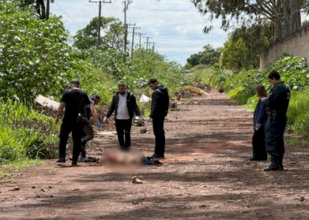 Homem é encontrado morto com marcas de facada e atropelamento em rua