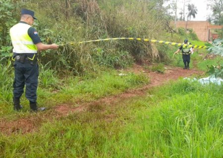 Sem os braços e as pernas, corpo carbonizado é jogado em matagal na fronteira