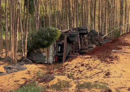 Motorista morre preso às ferragens após carreta com milho tombar em MS