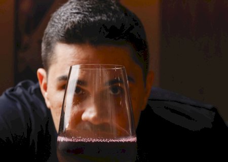 Hábito de beber para se divertir é debatido nas redes sociais e influenciadores dão dicas para reduzir álcool