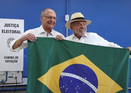 Mendonça manda redes excluírem posts falsos afirmando que Lula jogou bandeira do Brasil no chão