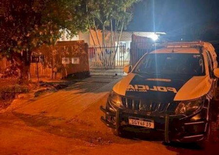 Jovem tem casa invadida e é assassinado na frente da esposa e dos 4 filhos
